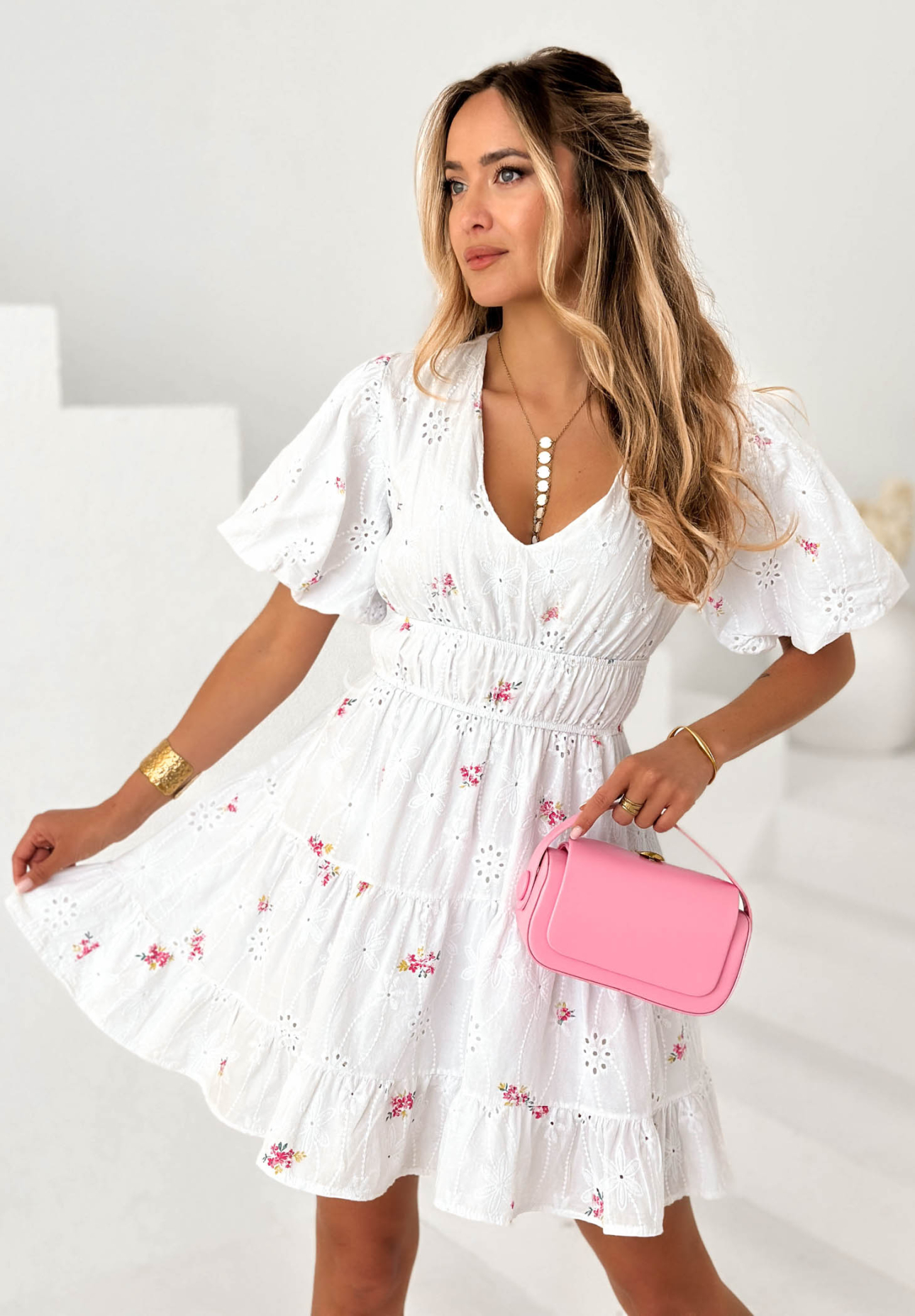 Mini-Baumwollkleid mit durchbrochenem Blumenmuster und Puffärmeln Miss Floria Weiß