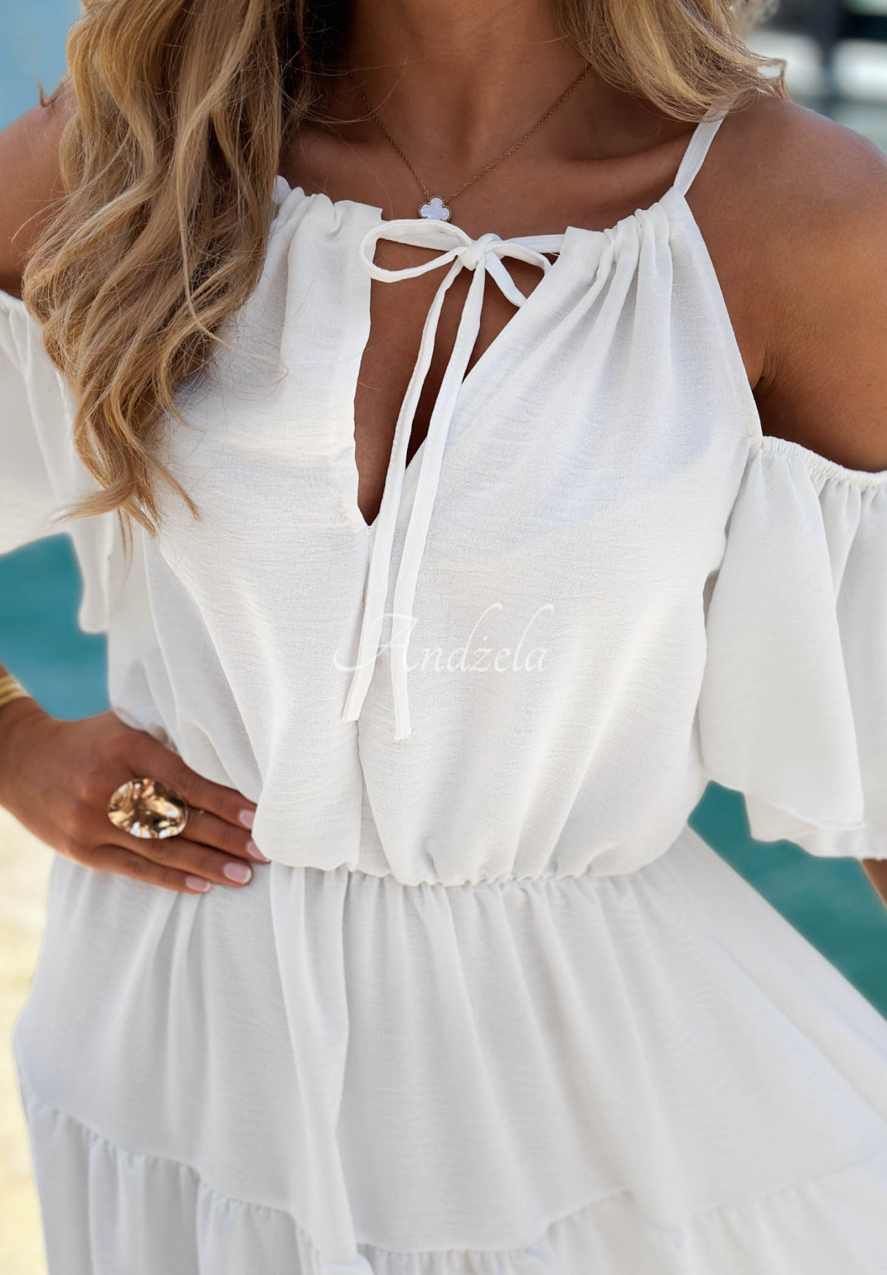 Viskose-Midi-Kleid mit Rüschen und freien Schultern Soleil Days Ecru