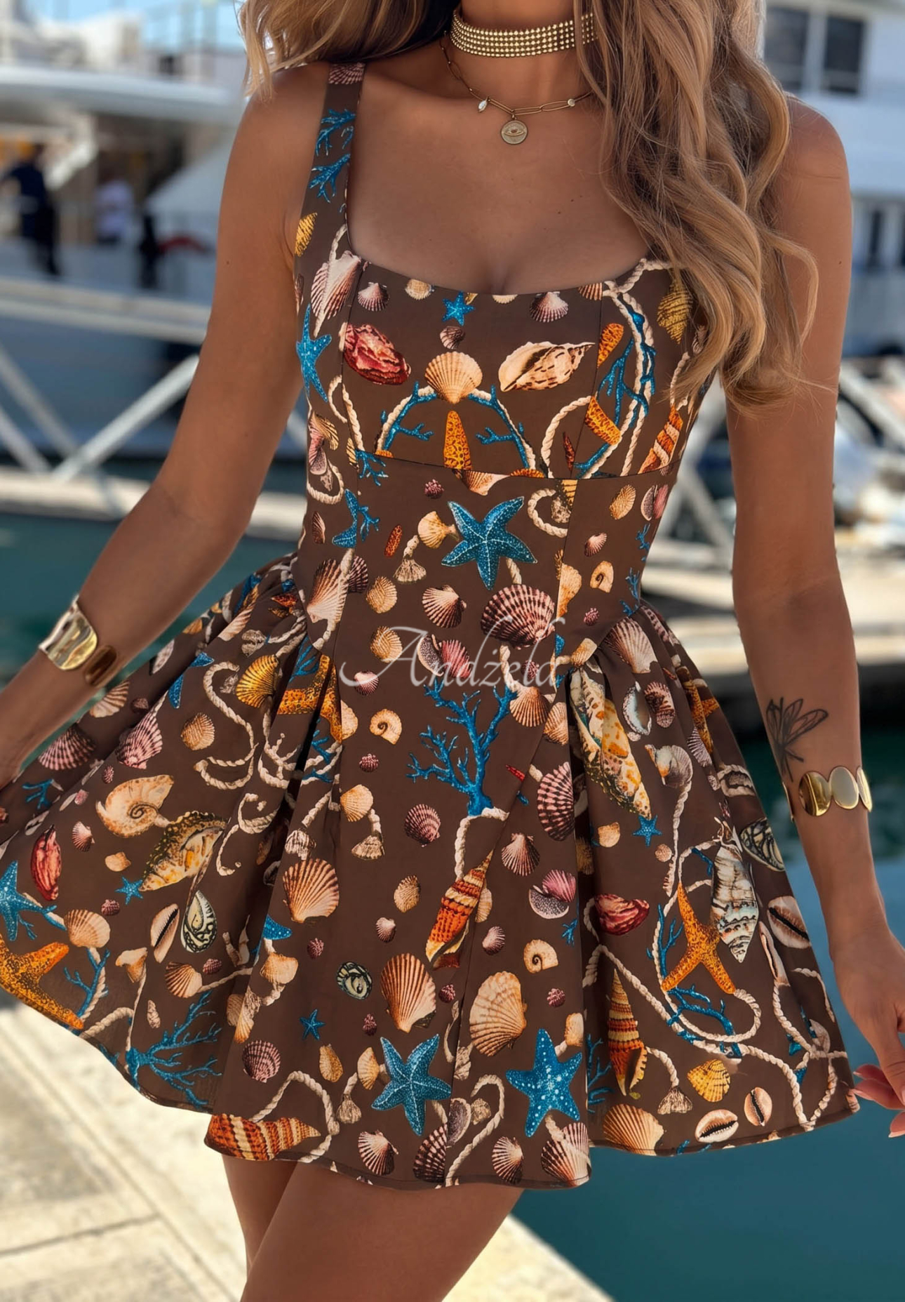 Gemustertes Minikleid mit Trägern Shellsea Schokoladenbraun