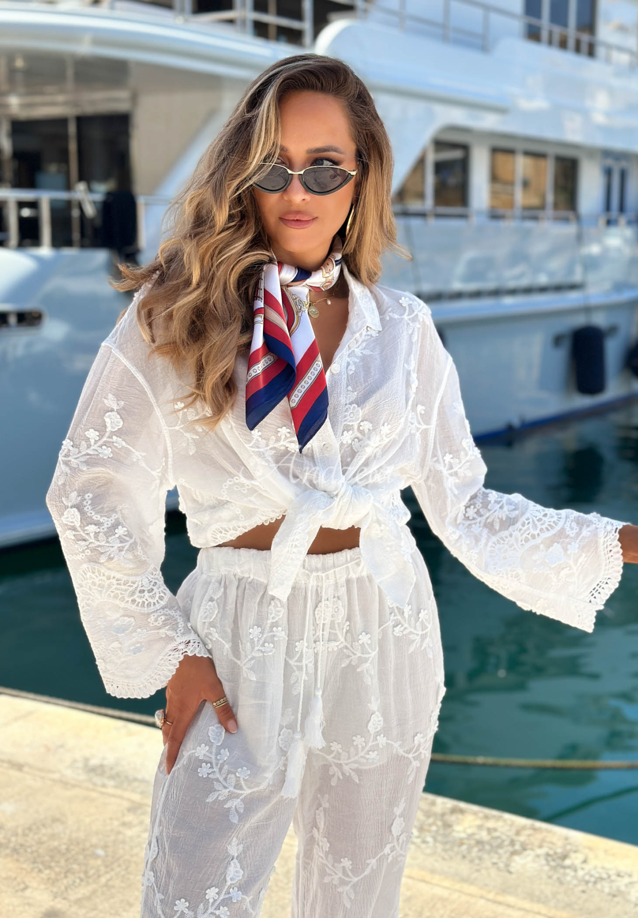 Set aus besticktem Baumwollhemd und Boho-Hose Capri Holiday Weiß