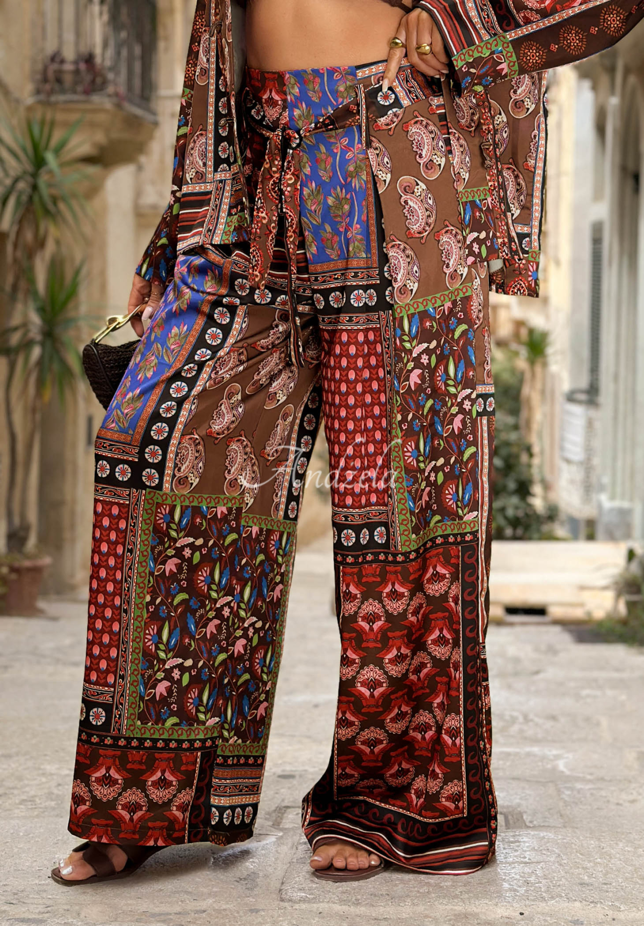 Gemusterte Stoffhose mit Gürtel Mosaic Flames schokoladenbraun-rot
