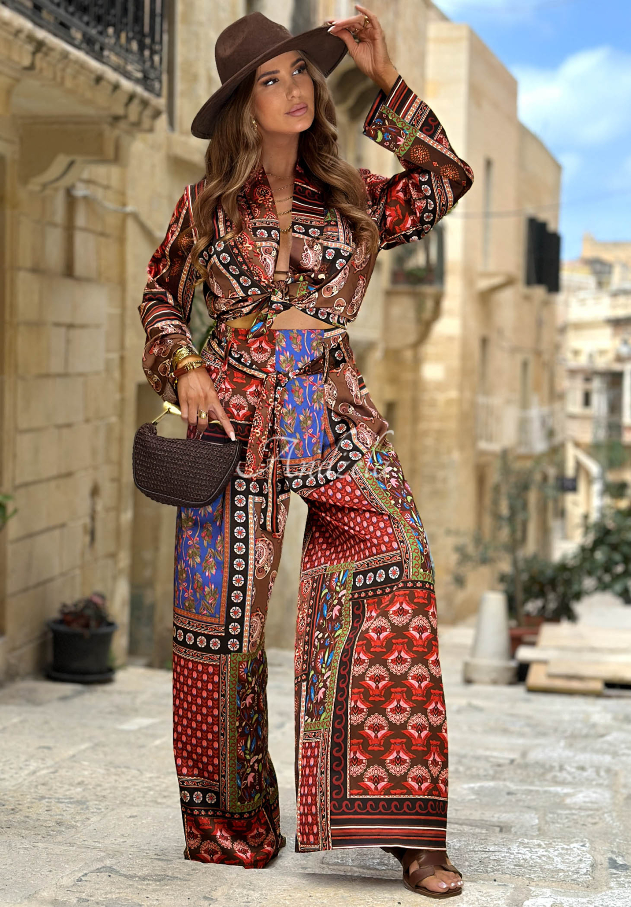 Gemusterte Stoffhose mit Gürtel Mosaic Flames schokoladenbraun-rot