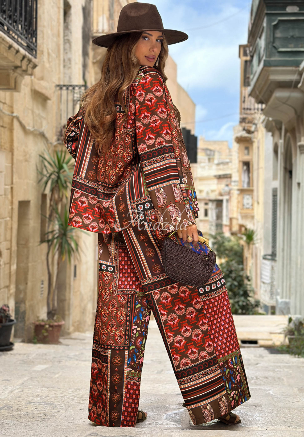 Gemusterte Bluse mit Verschluss Mosaic Flames schokoladenbraun-rot