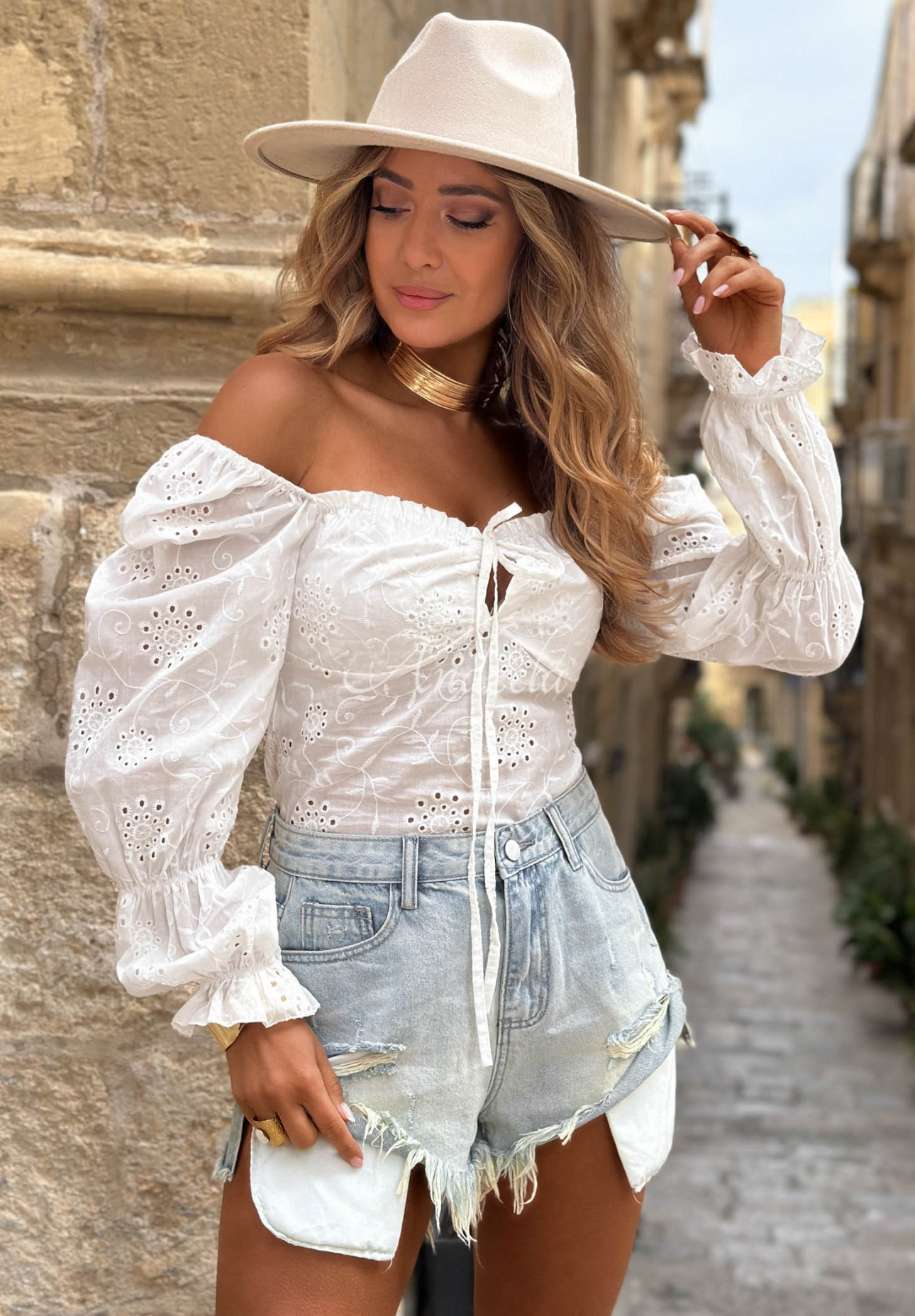 Kurze, durchbrochene Baumwollbluse mit Puffärmeln boho Sea Kiss Weiß