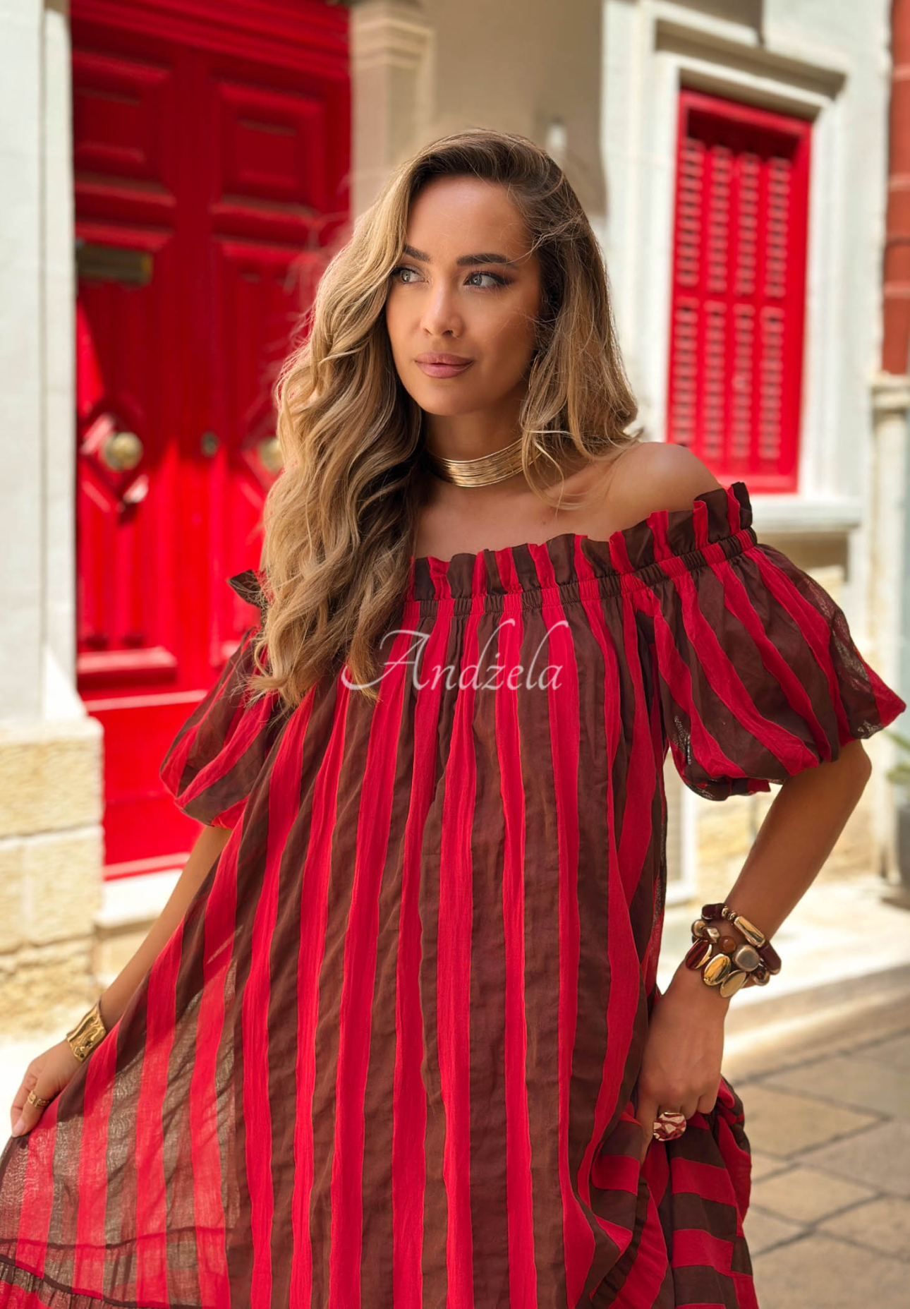 Gestreiftes Offshoulder-Maxikleid aus BaumwolleMalta Romance Delizia rot-schokoladenbraun