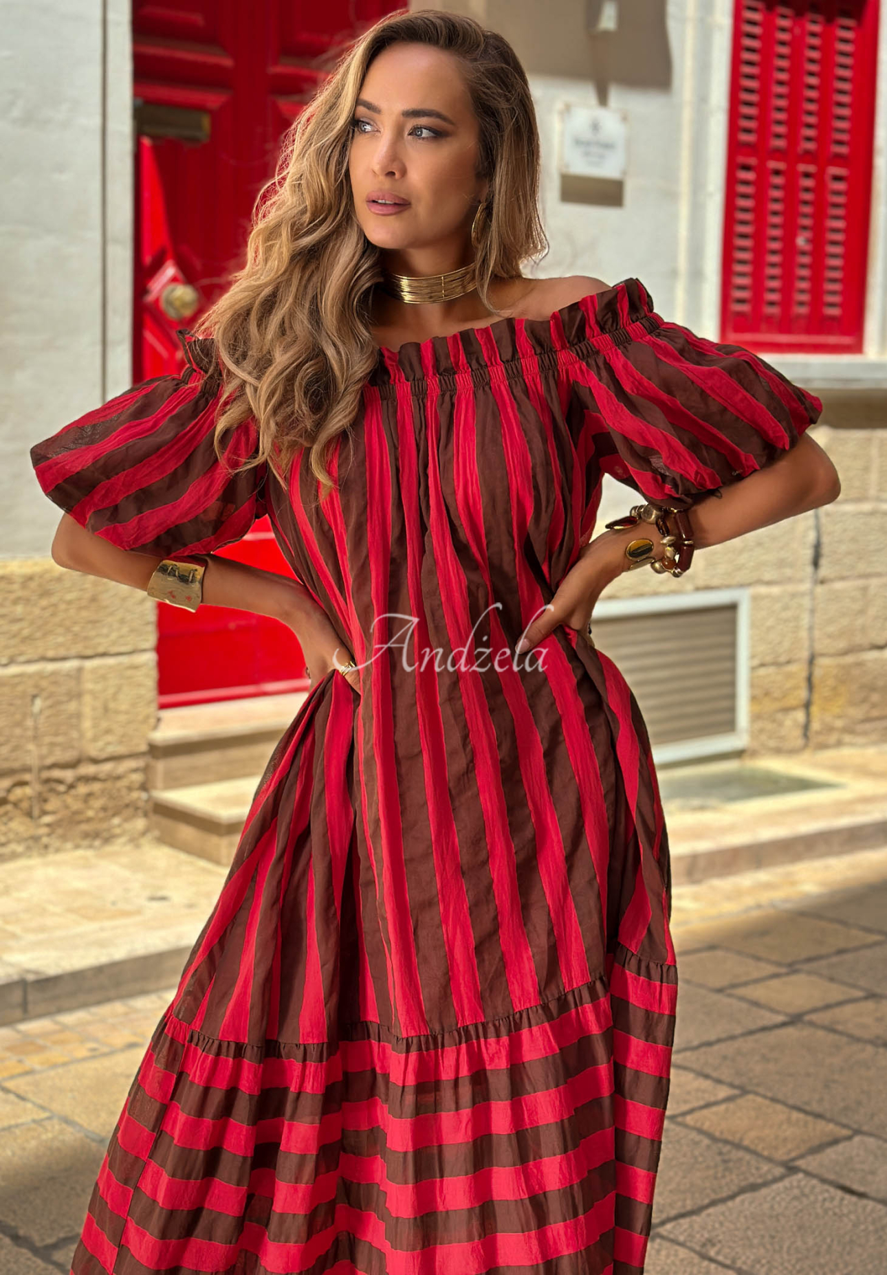 Gestreiftes Offshoulder-Maxikleid aus BaumwolleMalta Romance Delizia rot-schokoladenbraun