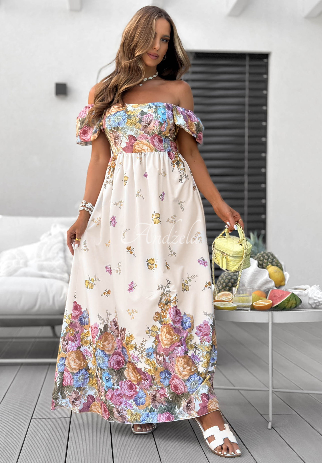Ein geblümtes Maxikleid mit Puffärmeln Flori Amori Weiß