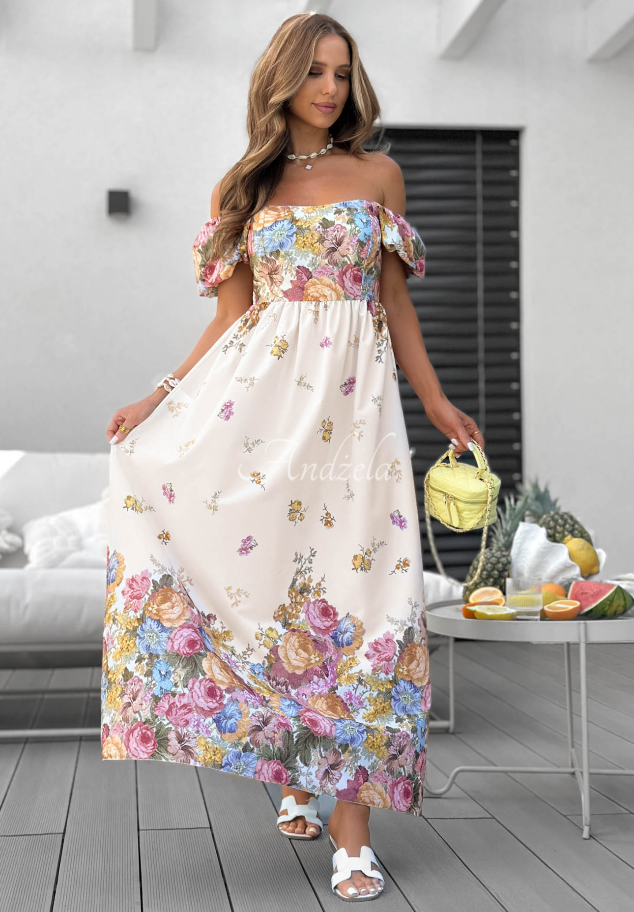 Ein geblümtes Maxikleid mit Puffärmeln Flori Amori Weiß