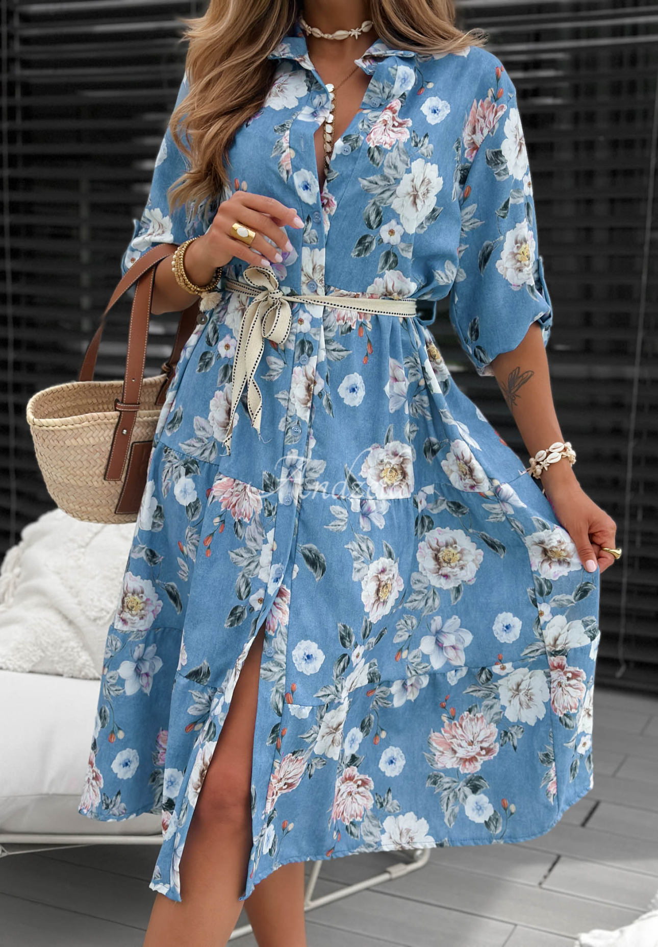 Hemdblusenkleid aus geblümtem Viskose-Midistoff mit Gürtel La Florita Hellblau