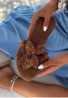 zamszowe Pantoletten z kokardką i ćwiekami Deneris Camel