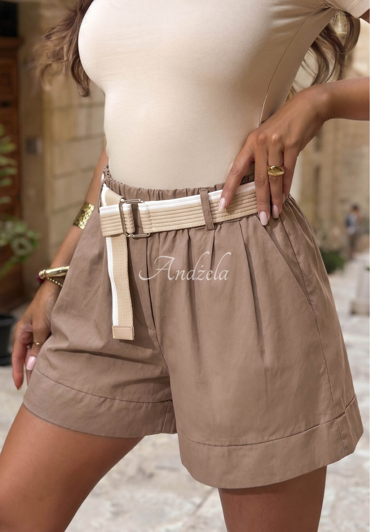 Kurze Viskose-Shorts mit Gürtel Safari Sun Mokkafarben