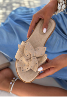 zamszowe Pantoletten z kokardką i ćwiekami Deneris Camel