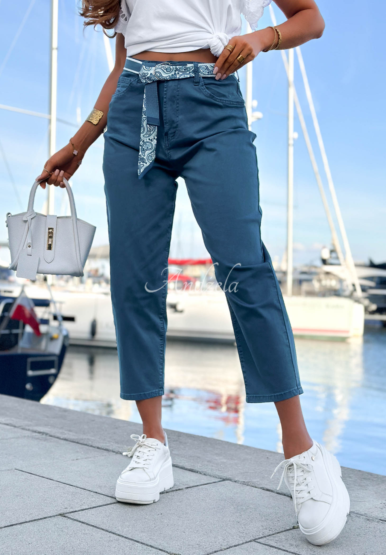 Mom-Jeans mit Gürtel Sun Fade Blau