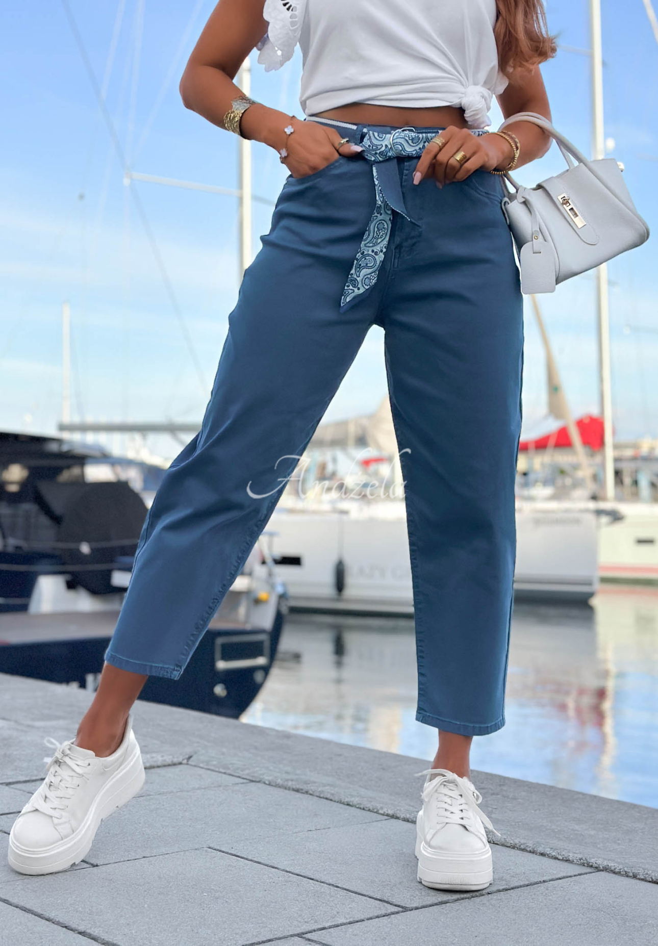 Mom-Jeans mit Gürtel Sun Fade Blau