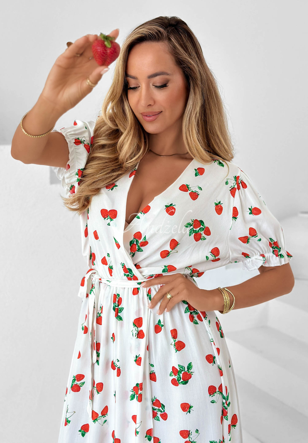Viskose-Midikleid mit Gürtel und Erdbeermuster Strawberry Kiss Weiß