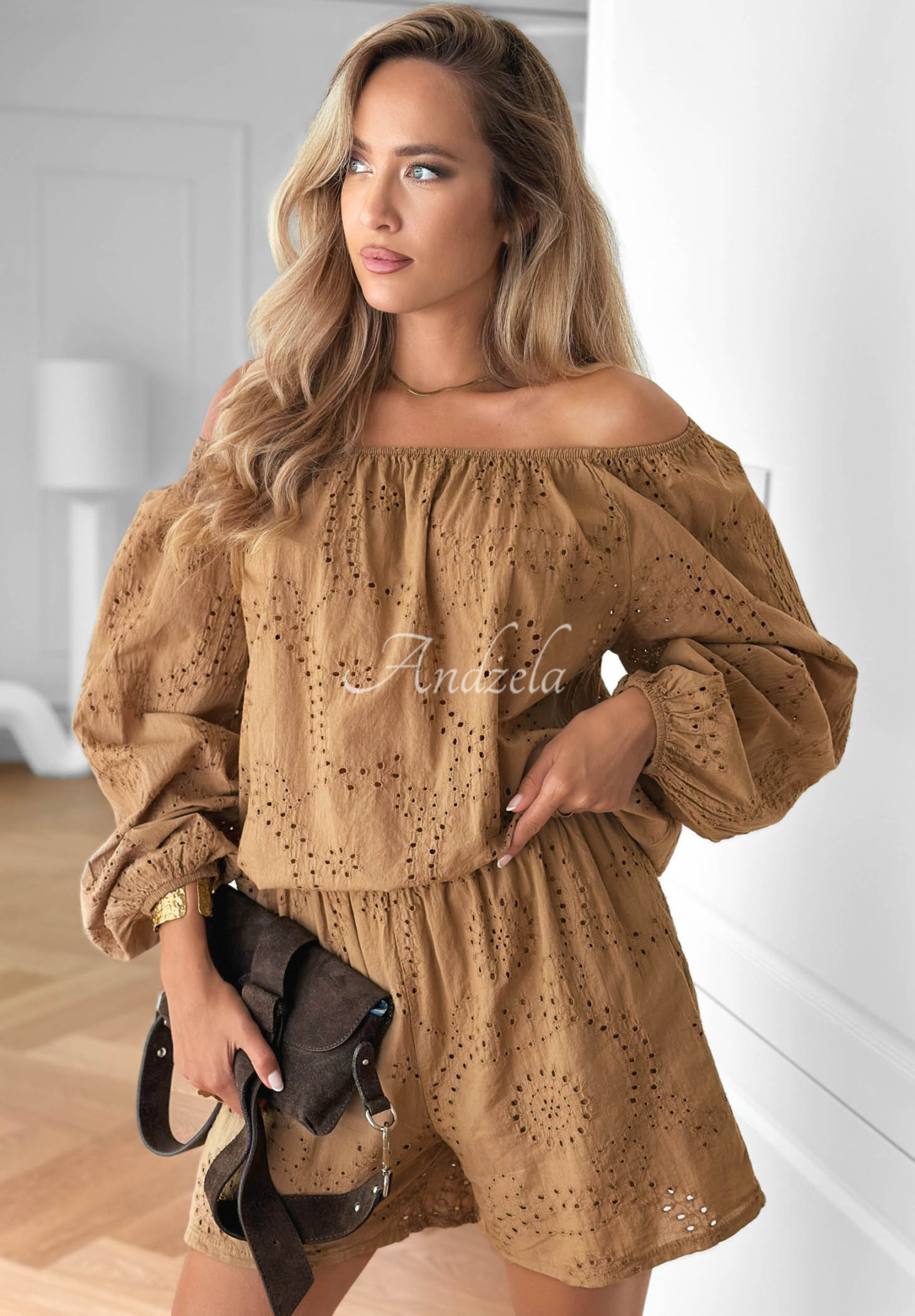 Durchbrochenes Baumwoll-Set aus Offshoulder Bluse und Shorts Sunset Charm Camel
