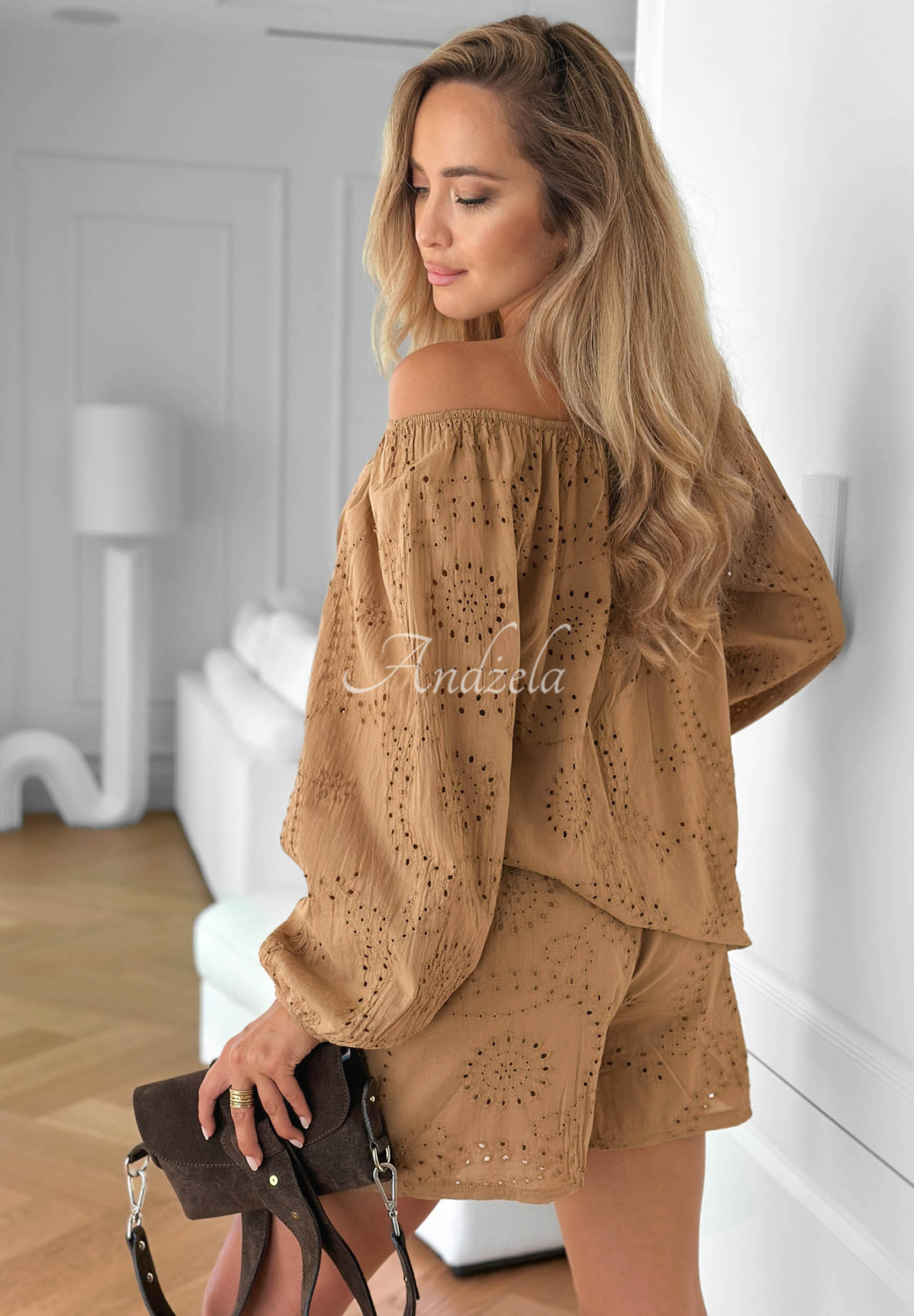 Durchbrochenes Baumwoll-Set aus Offshoulder Bluse und Shorts Sunset Charm Camel