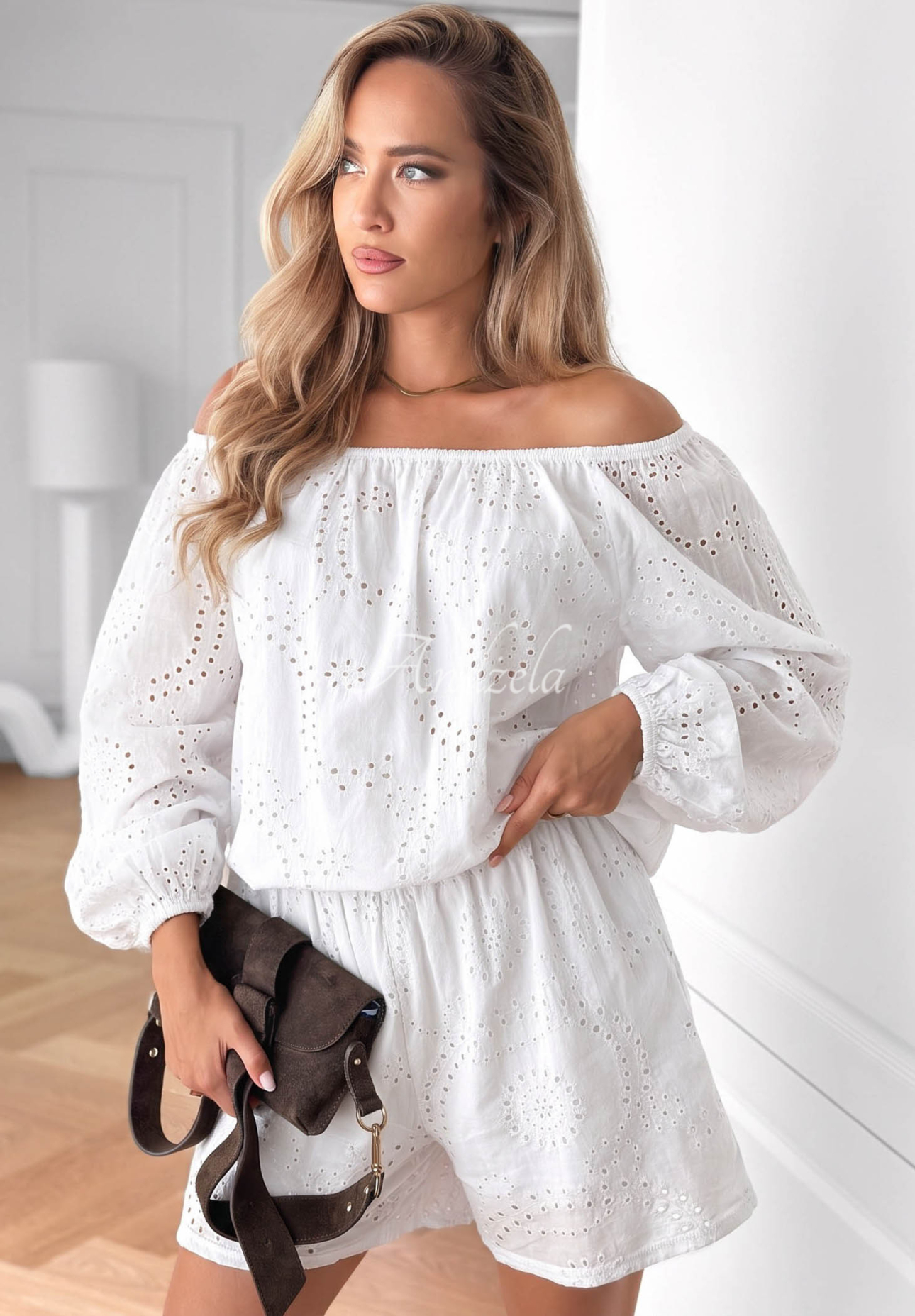 Durchbrochenes Baumwoll-Set aus Offshoulder Bluse und Shorts Sunset Charm Weiß