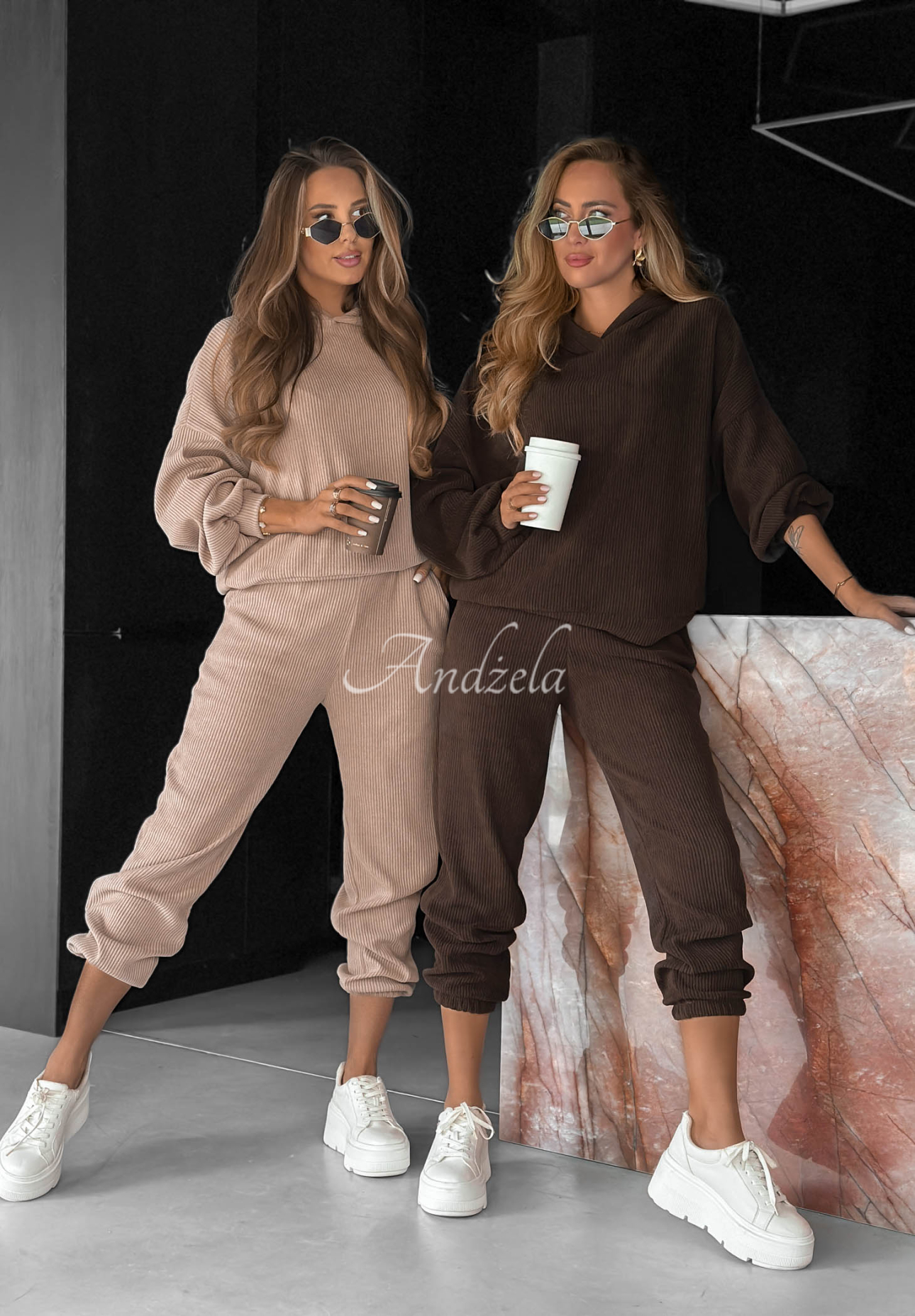Cord-Set Sweatshirt mit Kapuze und Hose aus Baumwolle Quiet Confidence Schokoladenbraun