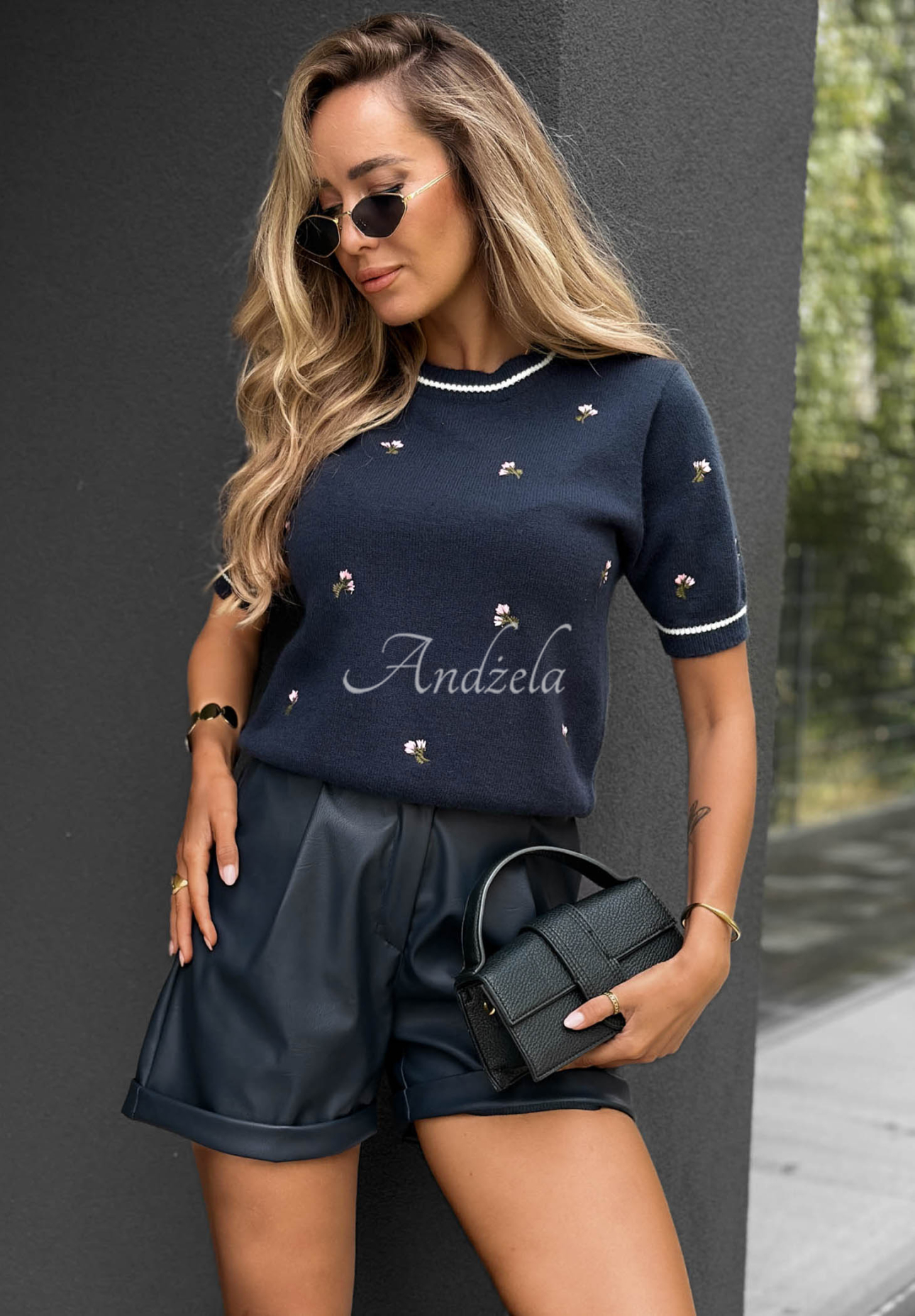 Weicher Viskosepullover mit gestickten Blumen Fall For Flora Dunkelblau