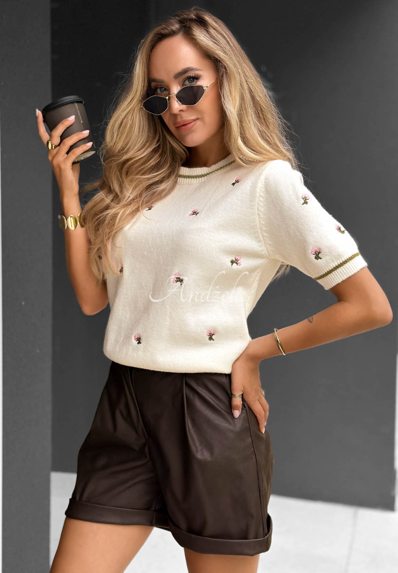 Weicher Viskosepullover mit gestickten Blumen Fall For Flora Ecru