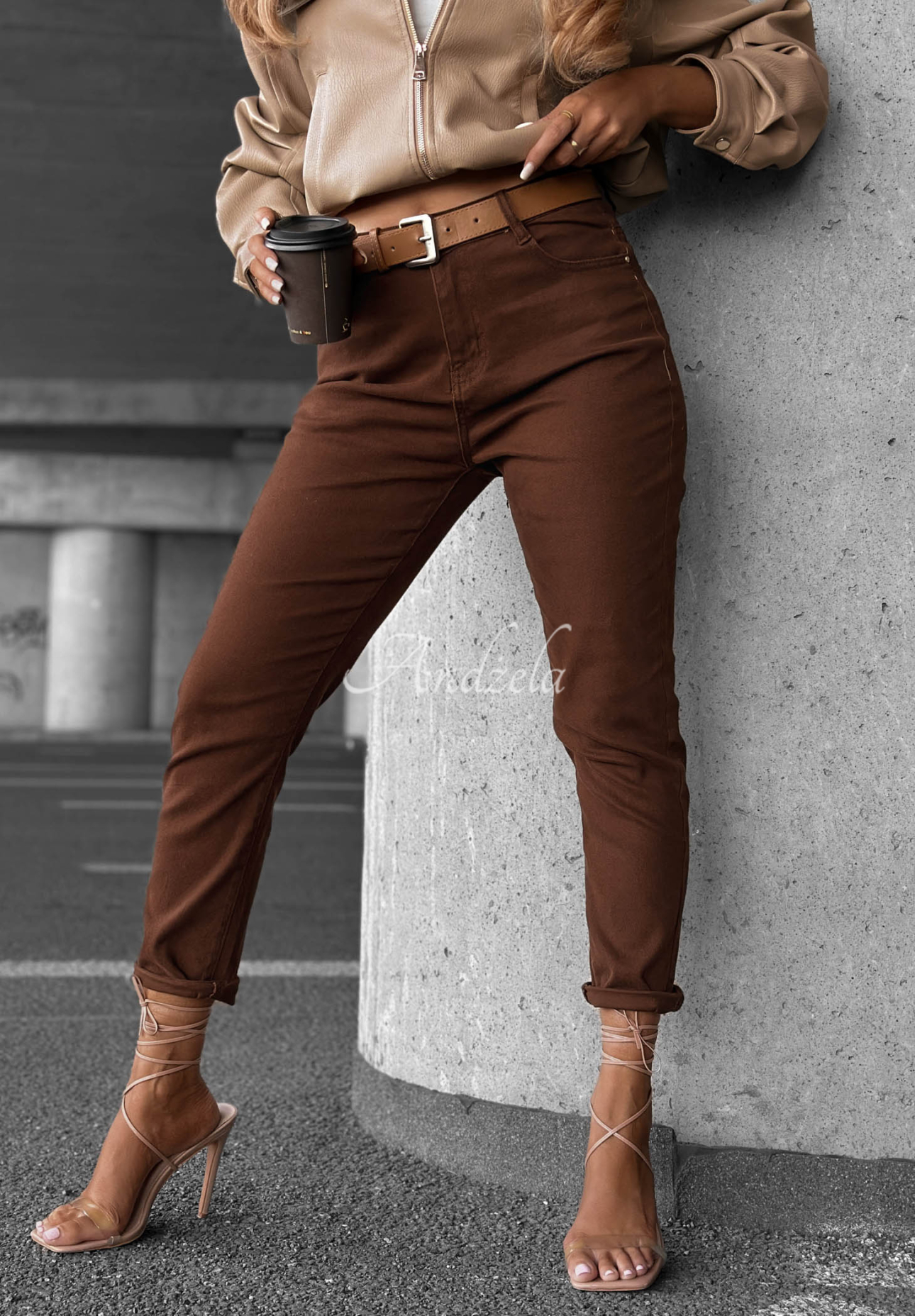 Jeanshose mit Gürtel Worth It Schokoladenbraun
