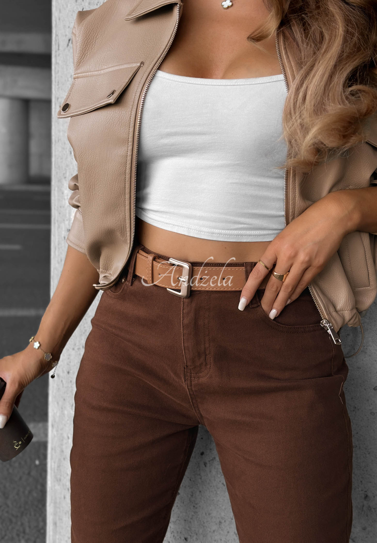Jeanshose mit Gürtel Worth It Schokoladenbraun