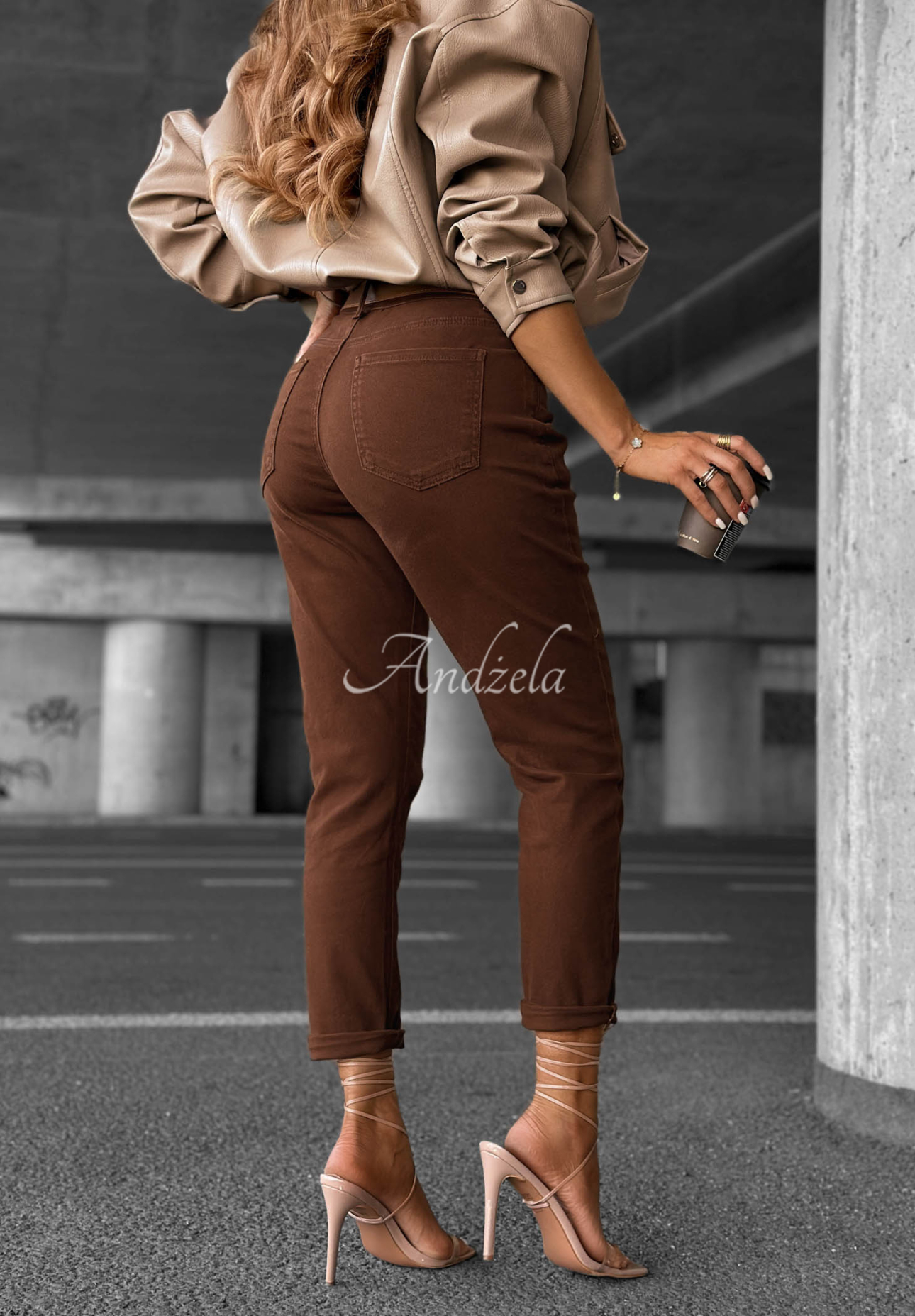 Jeanshose mit Gürtel Worth It Schokoladenbraun