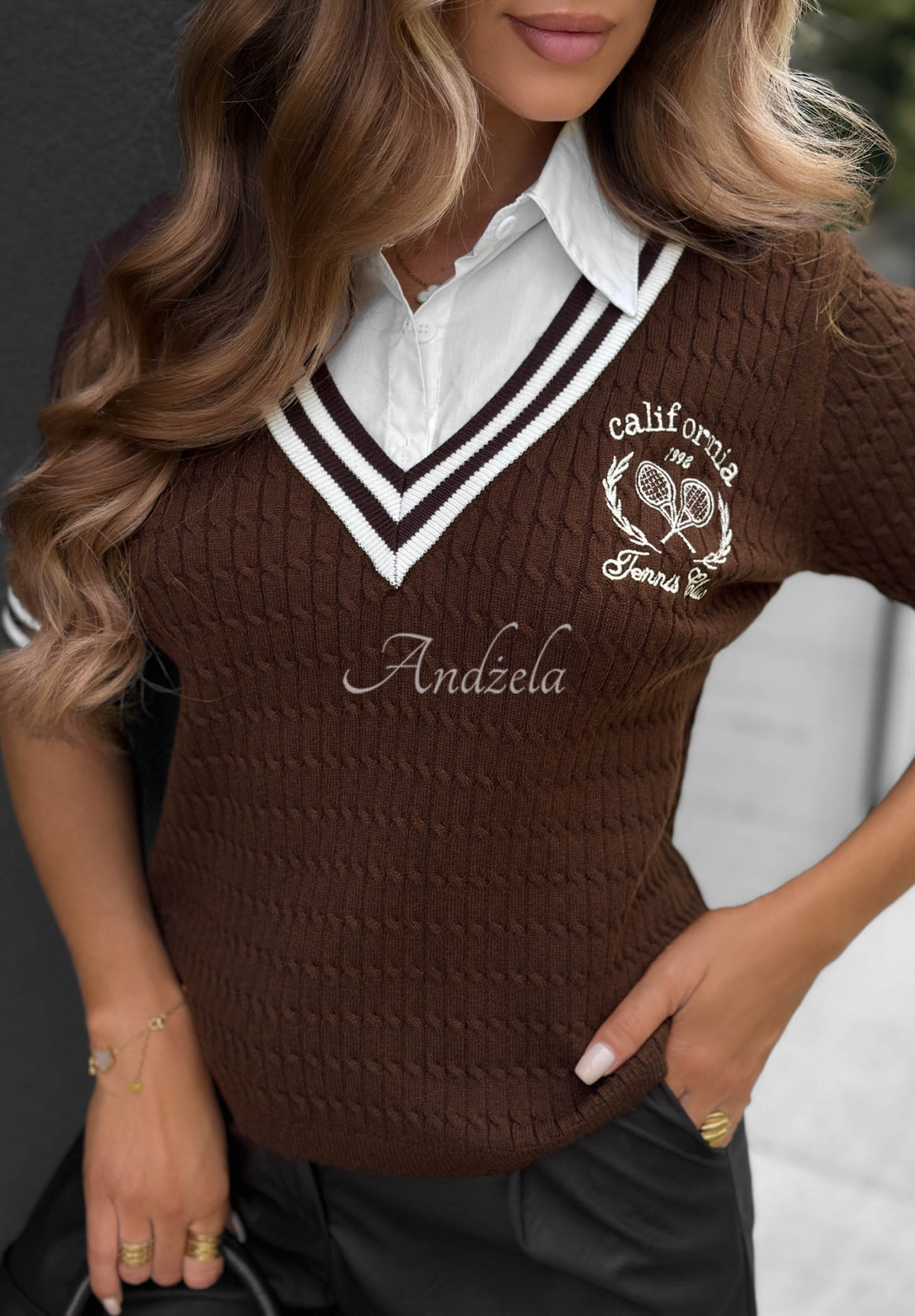 Viskosepullover mit Hemdkragen Tennis Club Schokoladenbraun