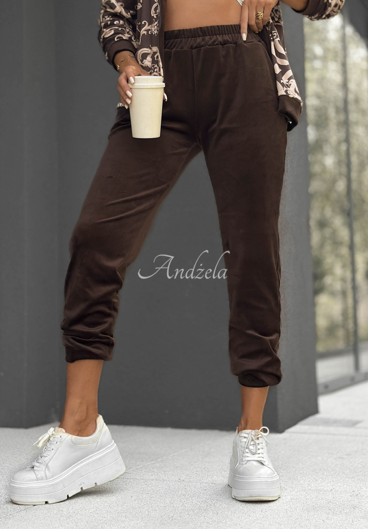 Gemustertes Set aus Bomberjacke und Hose Think Positive Schokoladenbraun
