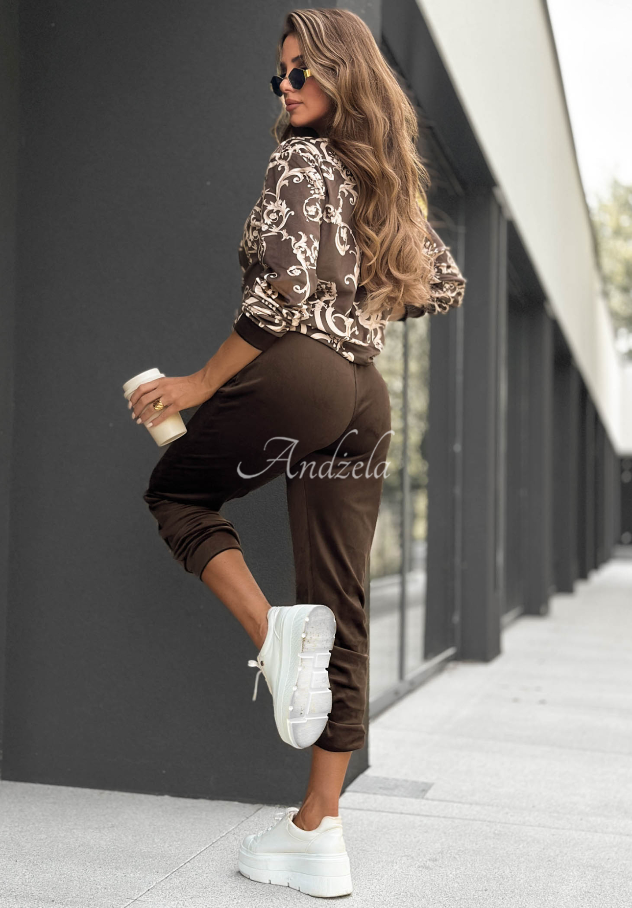 Gemustertes Set aus Bomberjacke und Hose Think Positive Schokoladenbraun