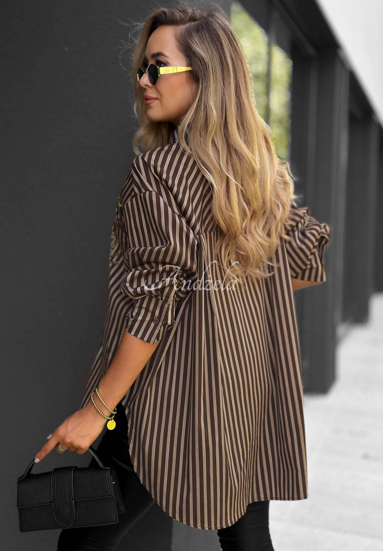 Gestreiftes Baumwollhemd mit dekorativer Applikation Light Harmony beige-schokoladenbraun