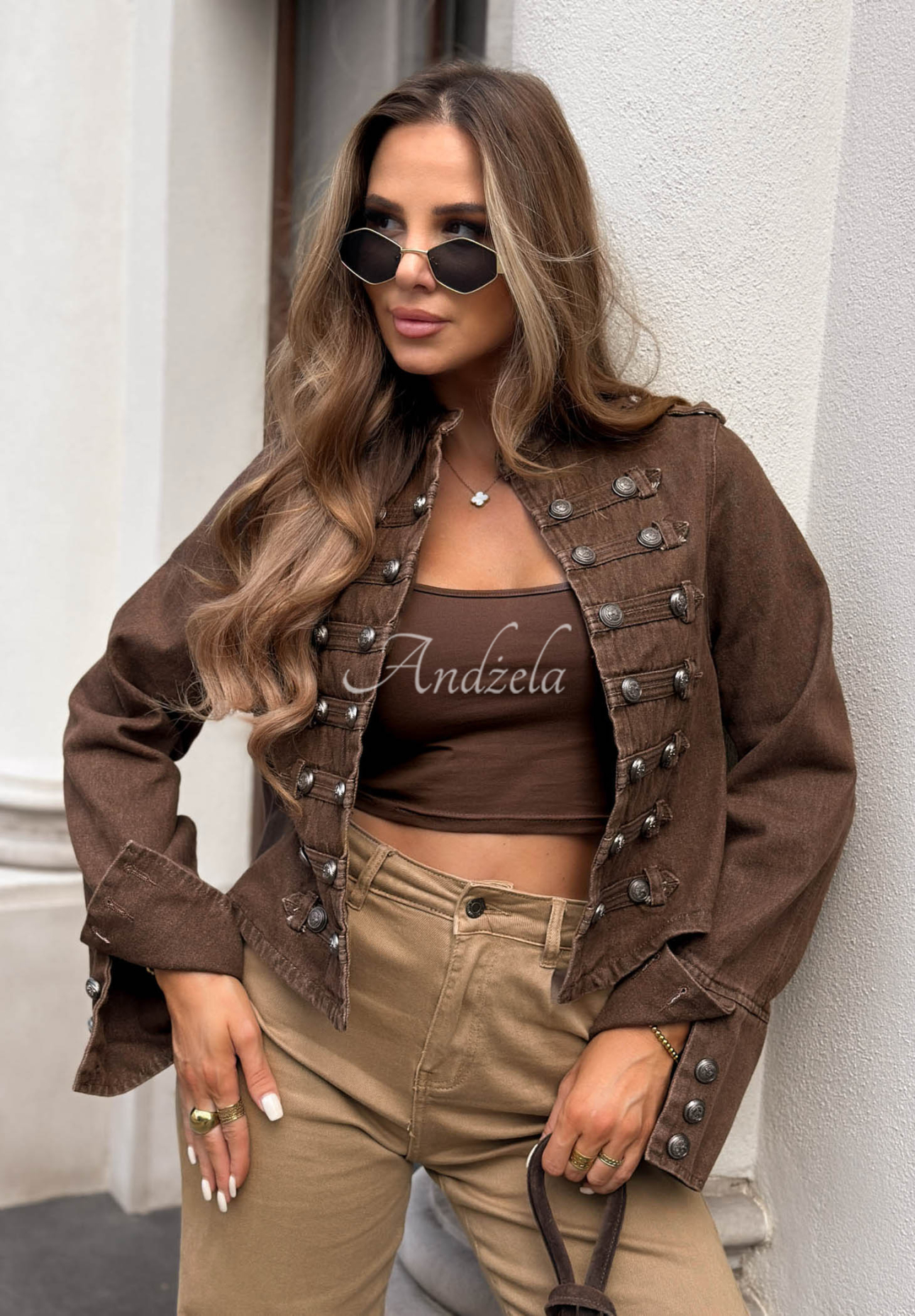 Kurze Jeansjacke im Napoleon-Stil mit Knöpfen Amber Tea Schokoladenbraun