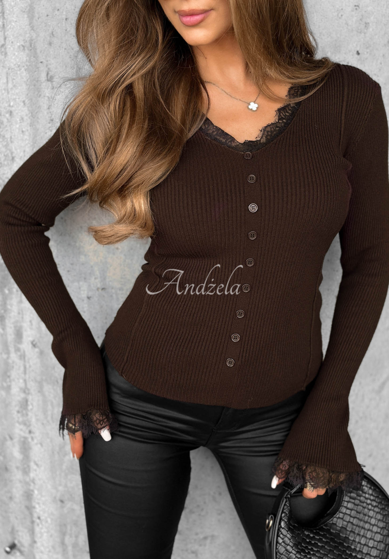 Gerippte Bluse aus Viskose mit Spitze und weiten Ärmeln Velvet Charm Schokoladenbraun