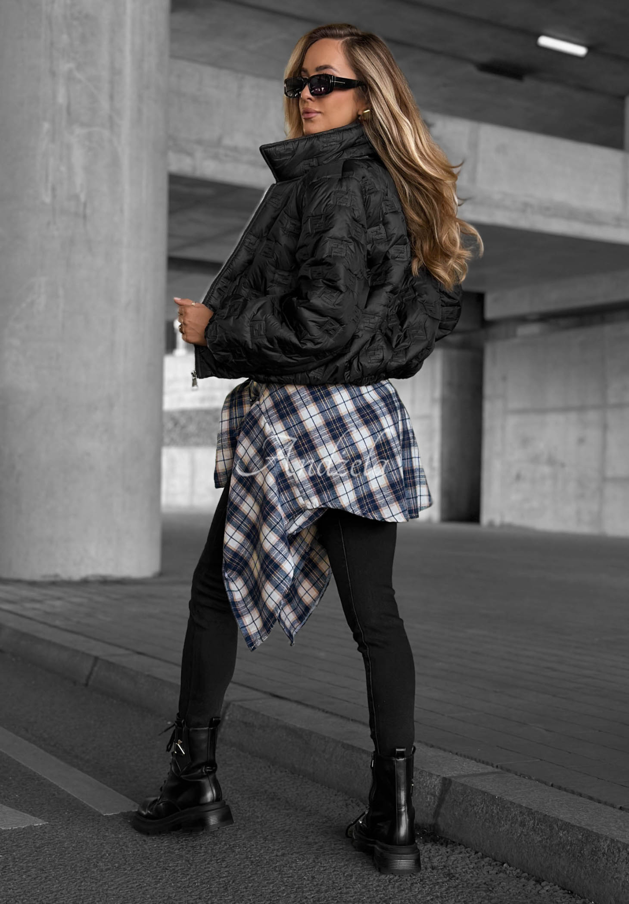 Kurze Steppjacke mit Kragen Worth Waiting Schwarz