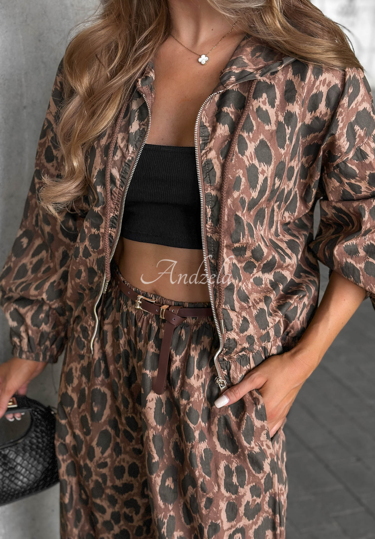 Set Bomberjacke und Jogginghose aus Baumwolle mit Leopardenmuster Fall Essence Schokoladenbraun