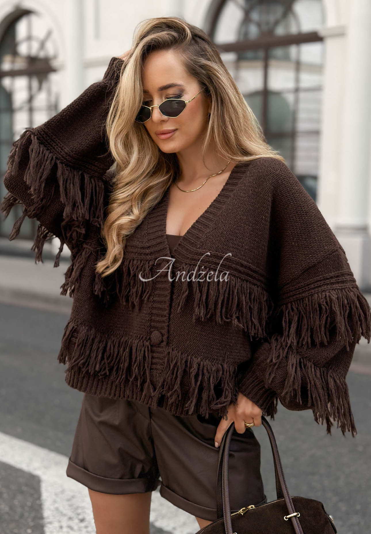 Kurze Strickjacke mit Knopfleiste aus Viskose mit Fransen Feels Cozy Schokoladenbraun