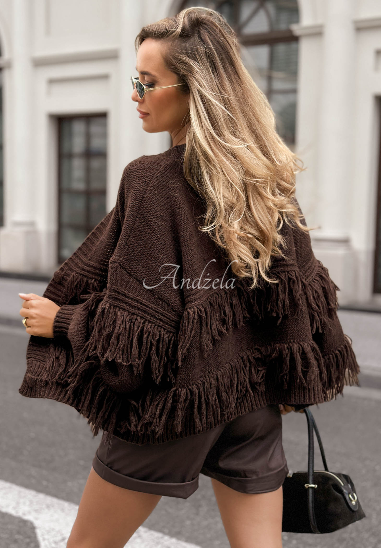 Kurze Strickjacke mit Knopfleiste aus Viskose mit Fransen Feels Cozy Schokoladenbraun