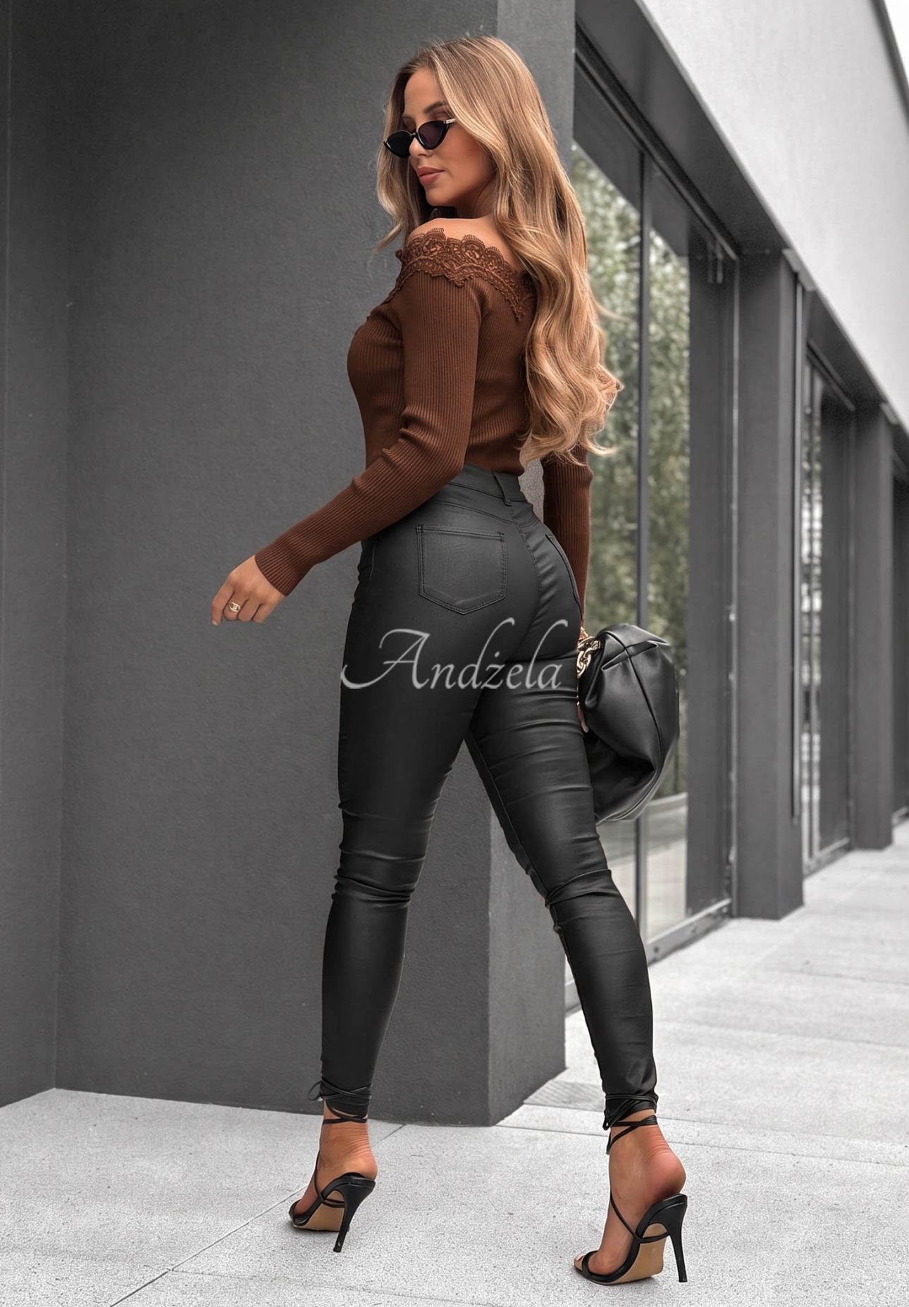 Gerippte Off-Shoulder-Bluse aus Viskose mit Stickereien Pure Grace Schokoladenbraun