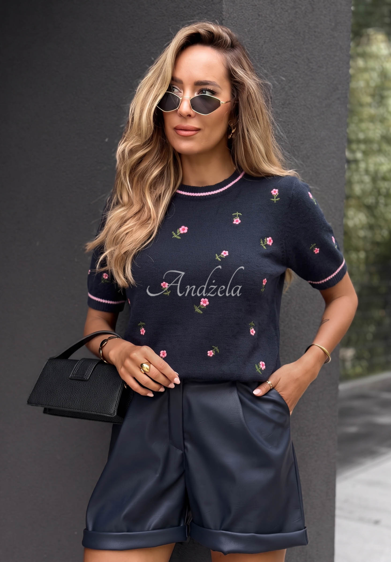 Weicher Viskosepullover mit gestickten Blumen Late Reply Dunkelblau