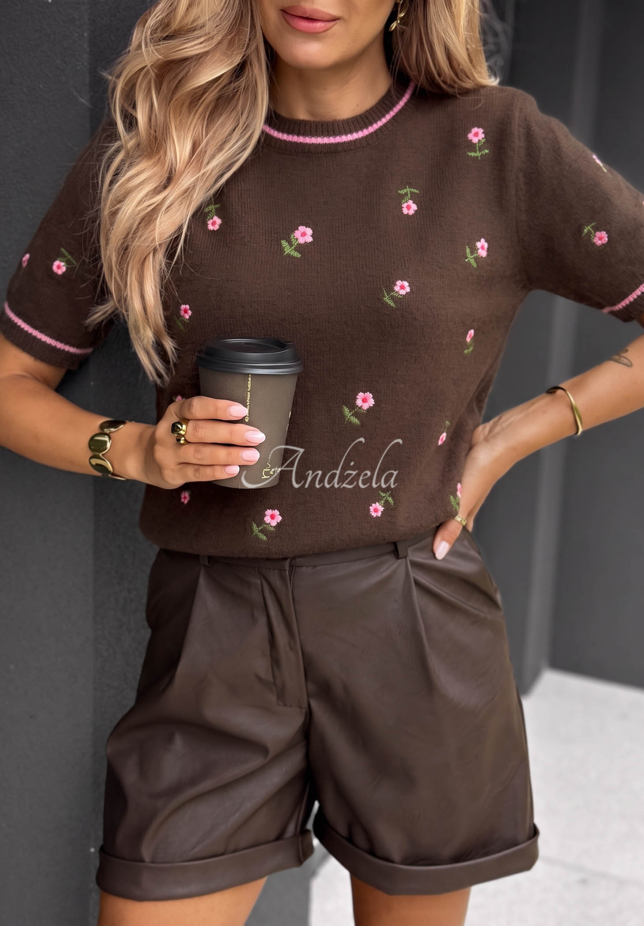 Weicher Viskosepullover mit gestickten Blumen Late Reply Schokoladenbraun