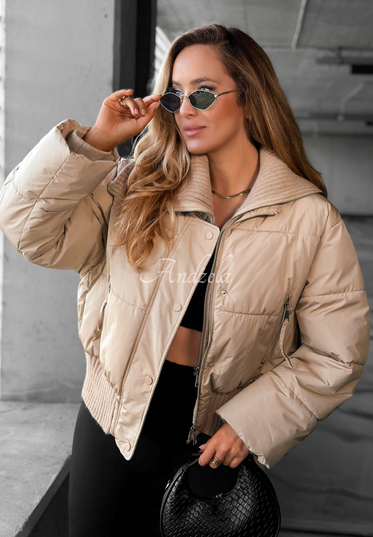Kurze Steppjacke mit Stoffkragen Simple Layer Beige
