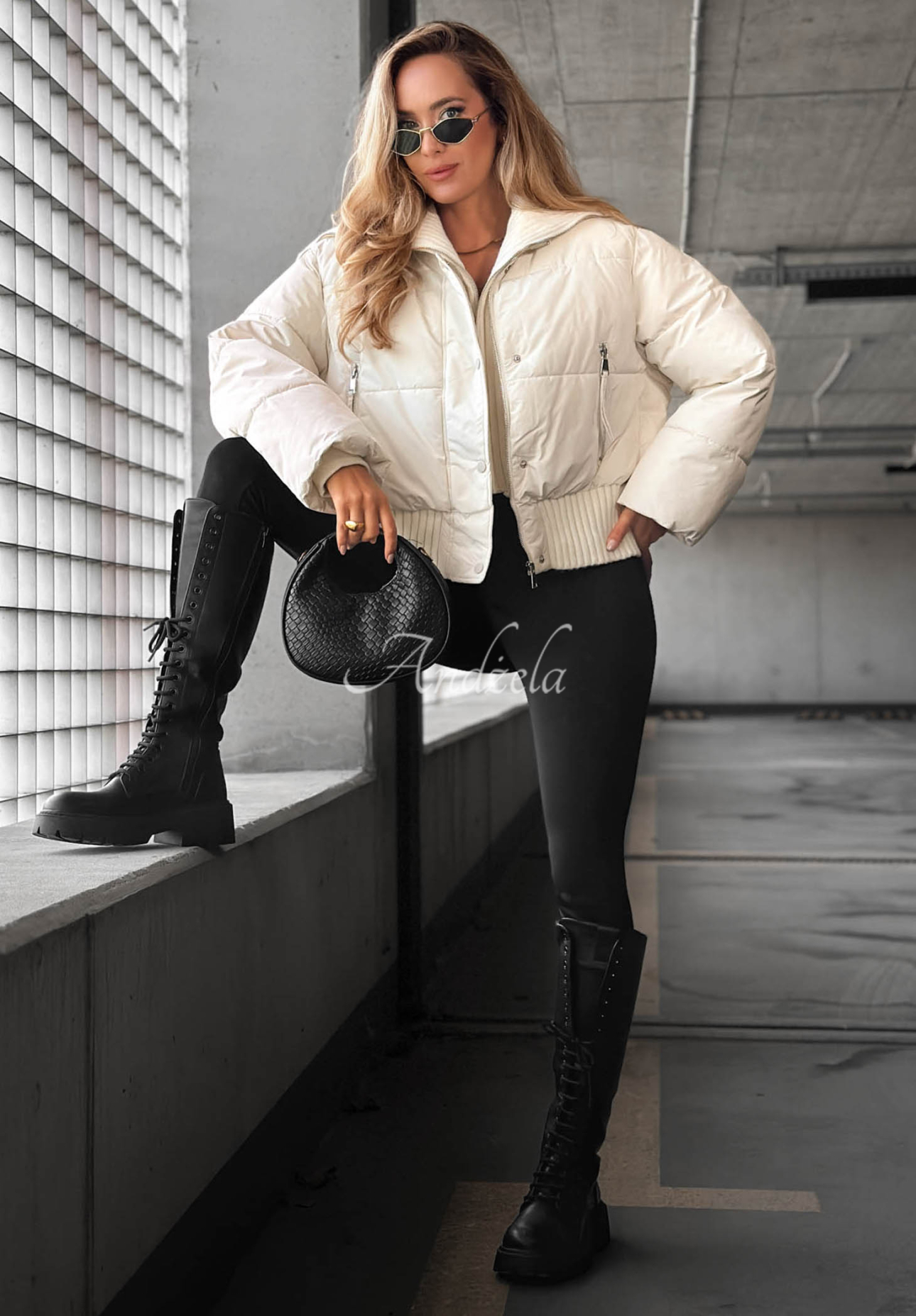 Kurze Steppjacke mit Stoffkragen Simple Layer Ecru