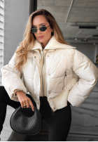 Krótka pikowana Jacke z materiałowym kołnierzem Simple Layer Ecru