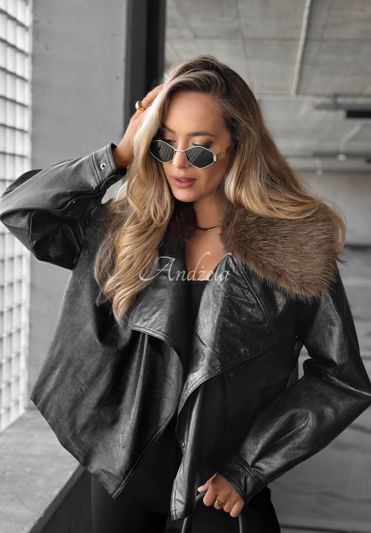Kurze Jacke aus Lederimitat mit Kunstfell Fancy Cold Schwarz