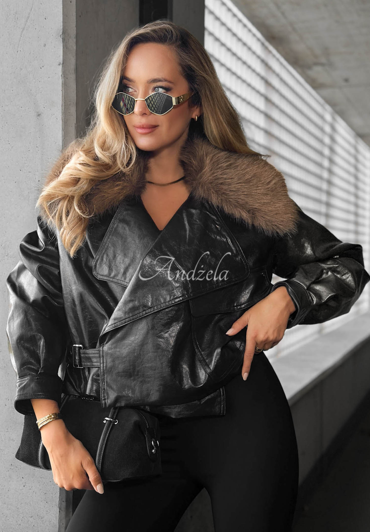Kurze Jacke aus Lederimitat mit Kunstfell Fancy Cold Schwarz