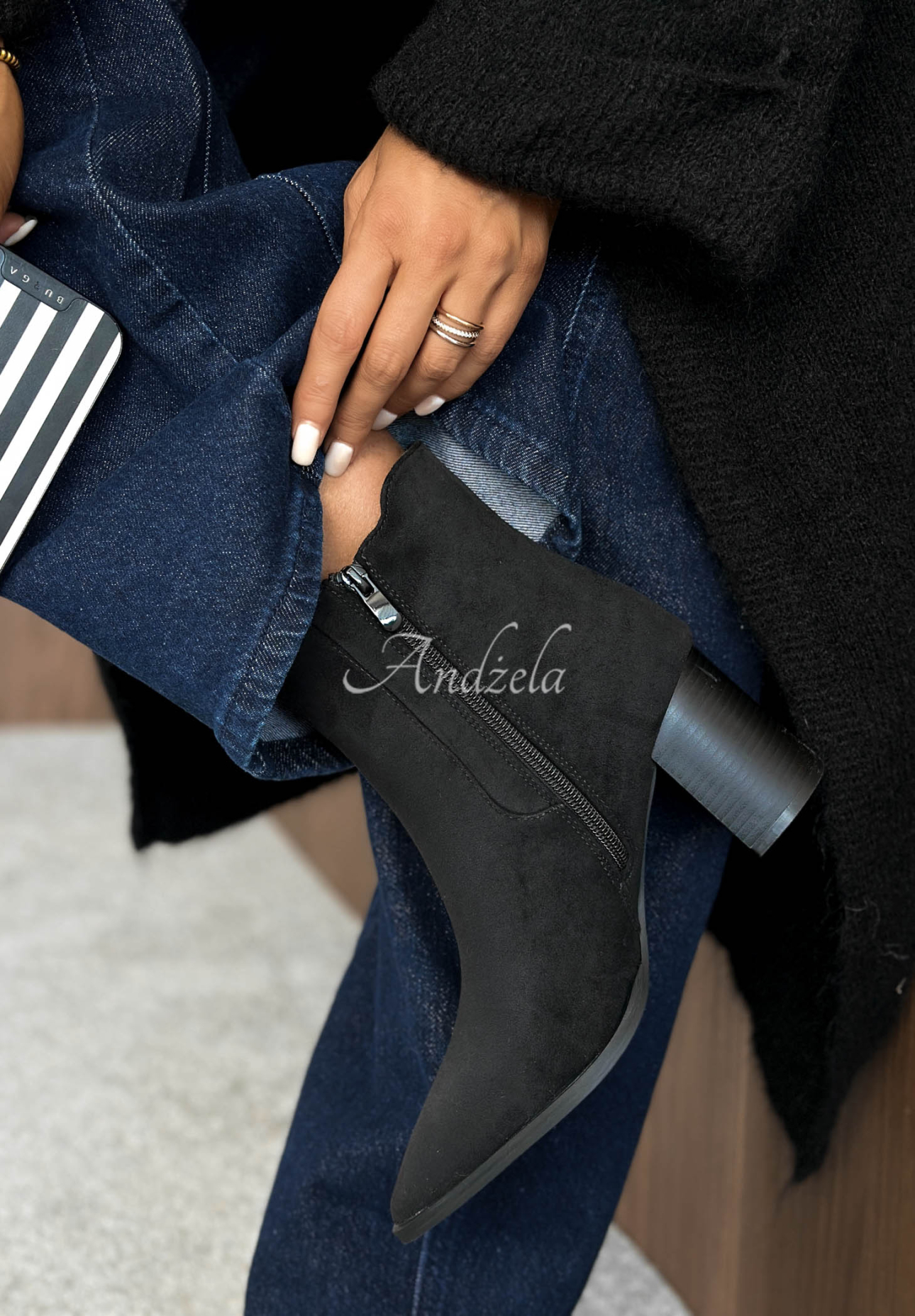 Stiefeletten aus Wildleder mit spitzer Zehenpartie Spiced Latte Schwarz