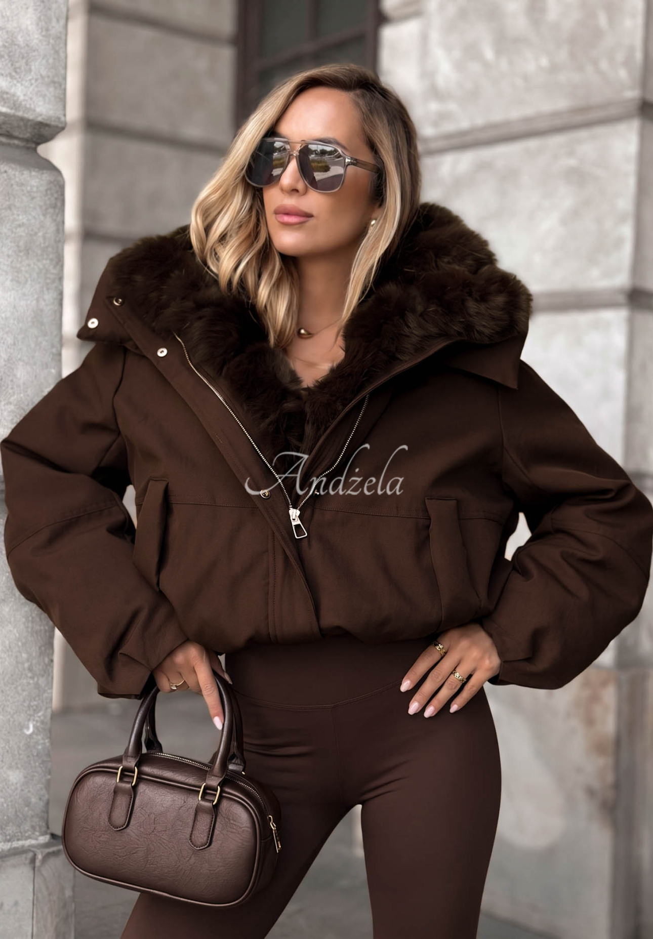 Kurze Daunenjacke mit Kapuze und Pelzbesatz Frost Wind Schokoladenbraun