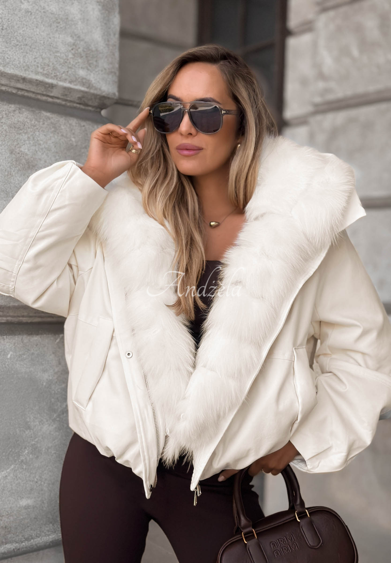 Kurze Daunenjacke mit Kapuze und Pelzbesatz Frost Wind Ecru