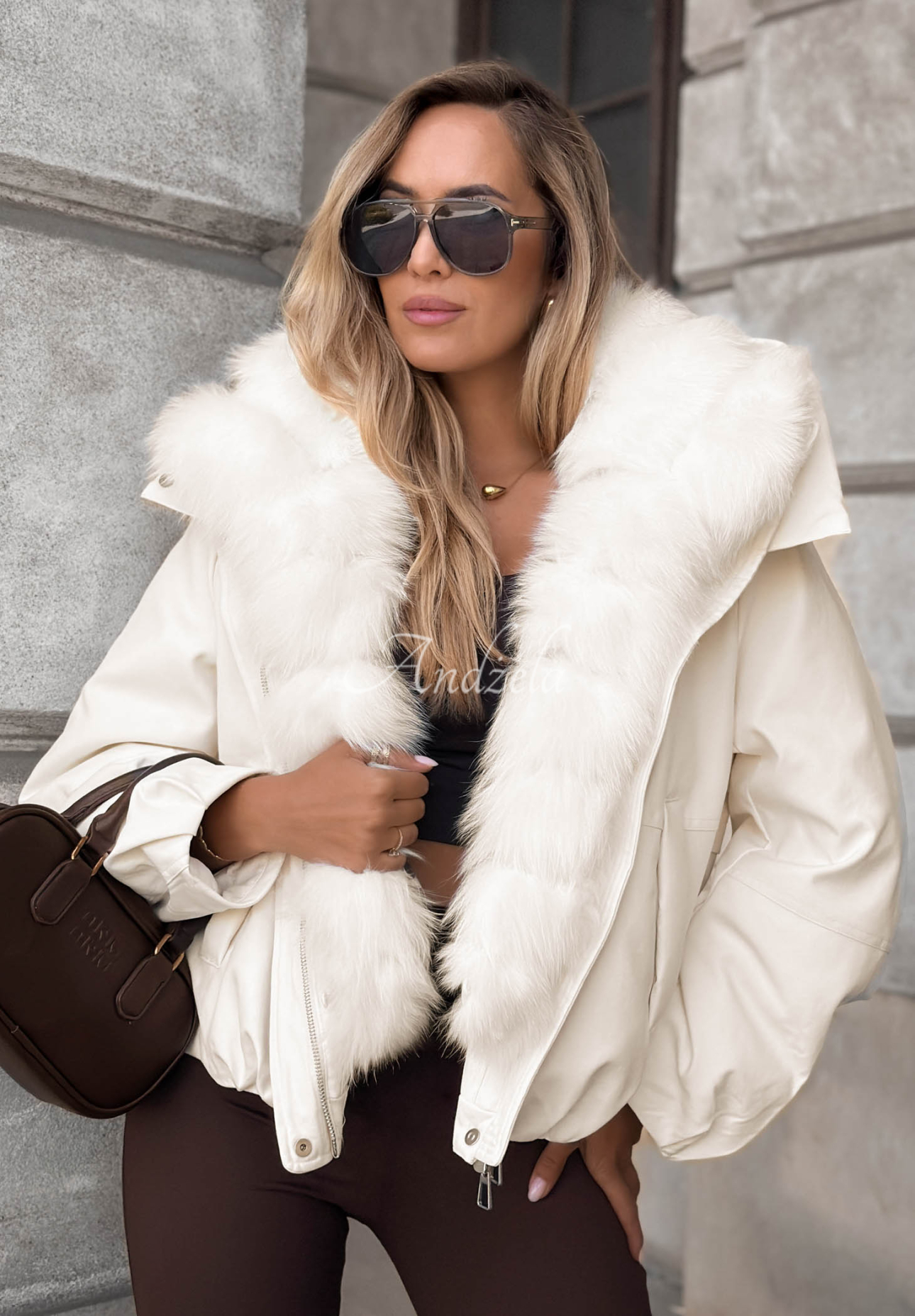 Kurze Daunenjacke mit Kapuze und Pelzbesatz Frost Wind Ecru